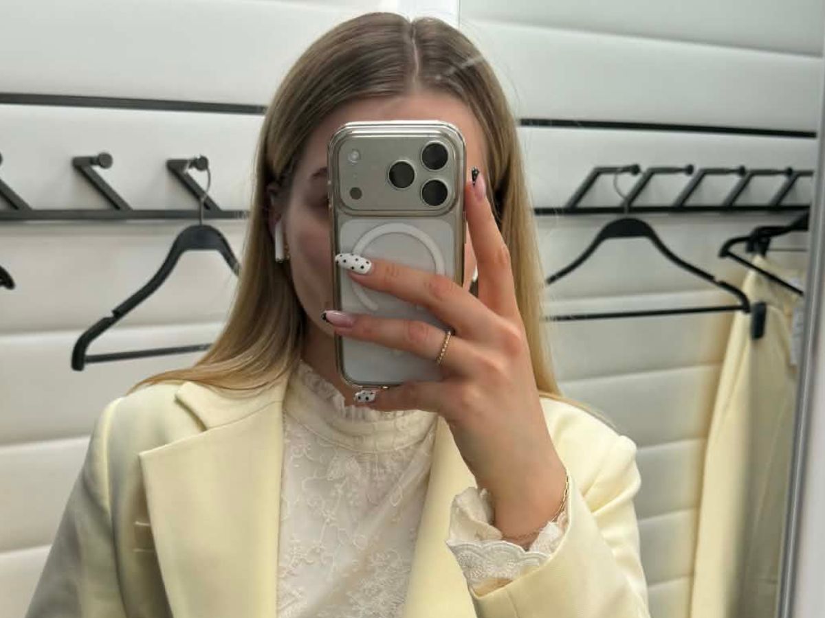 Maślana marynarka o kroju crop w stylu "effortless chic" to ideał na wesela i komunię