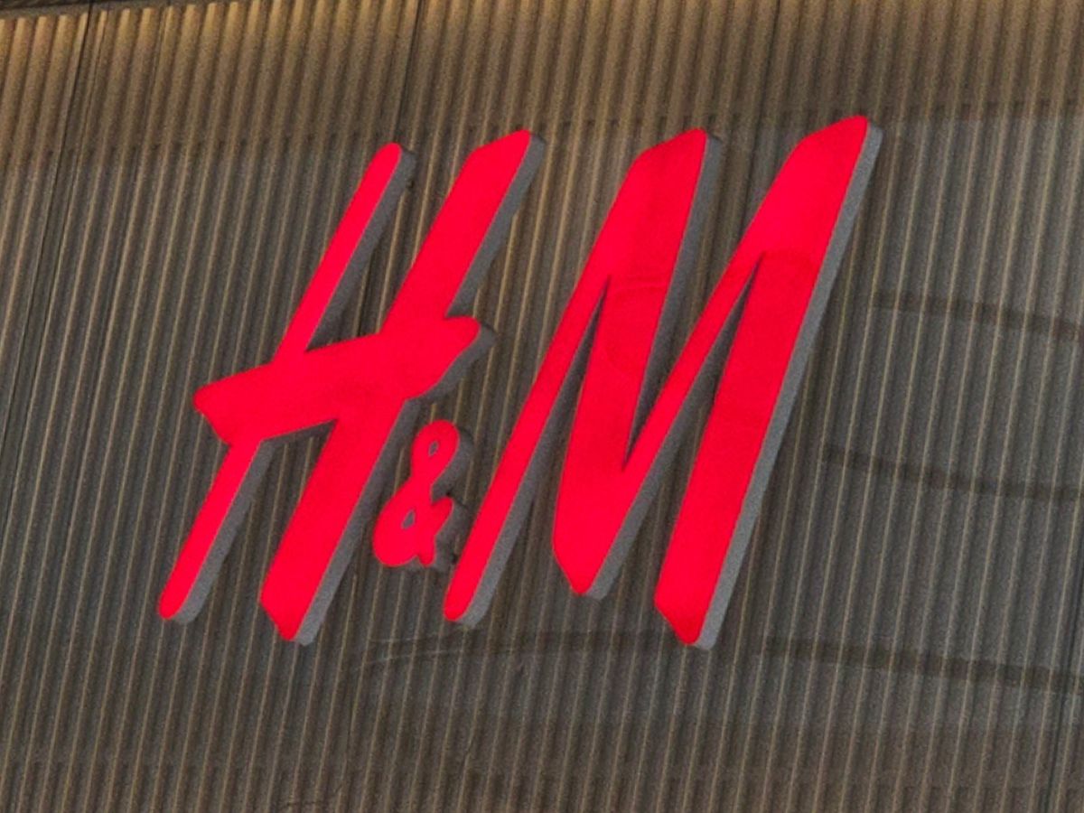 Ta szałwiowa sukienka z H&amp;M z 52% lnu wynosi stylizację na wyższy poziom