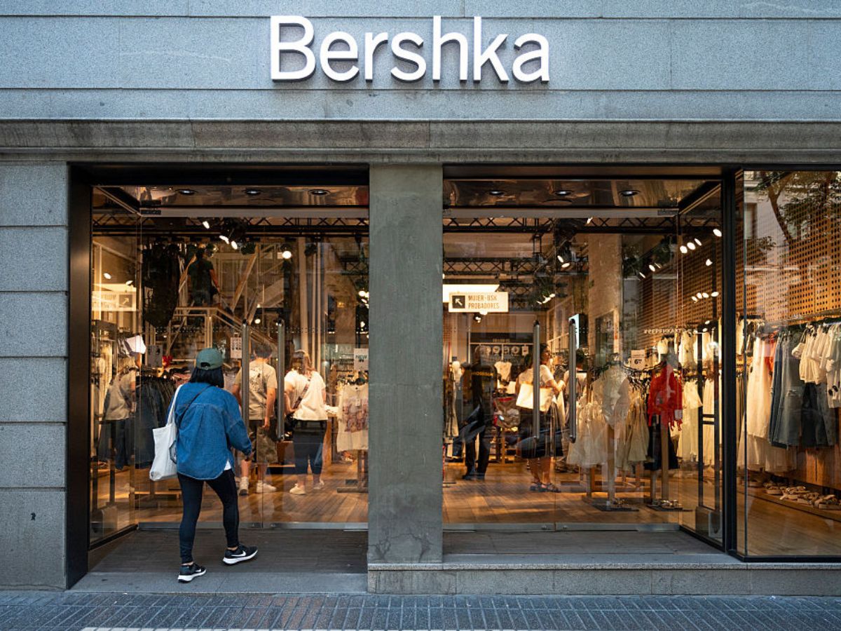 Viralowy asymetryczny T-shirt z Bershki pasuje do jeansów i spódniczek