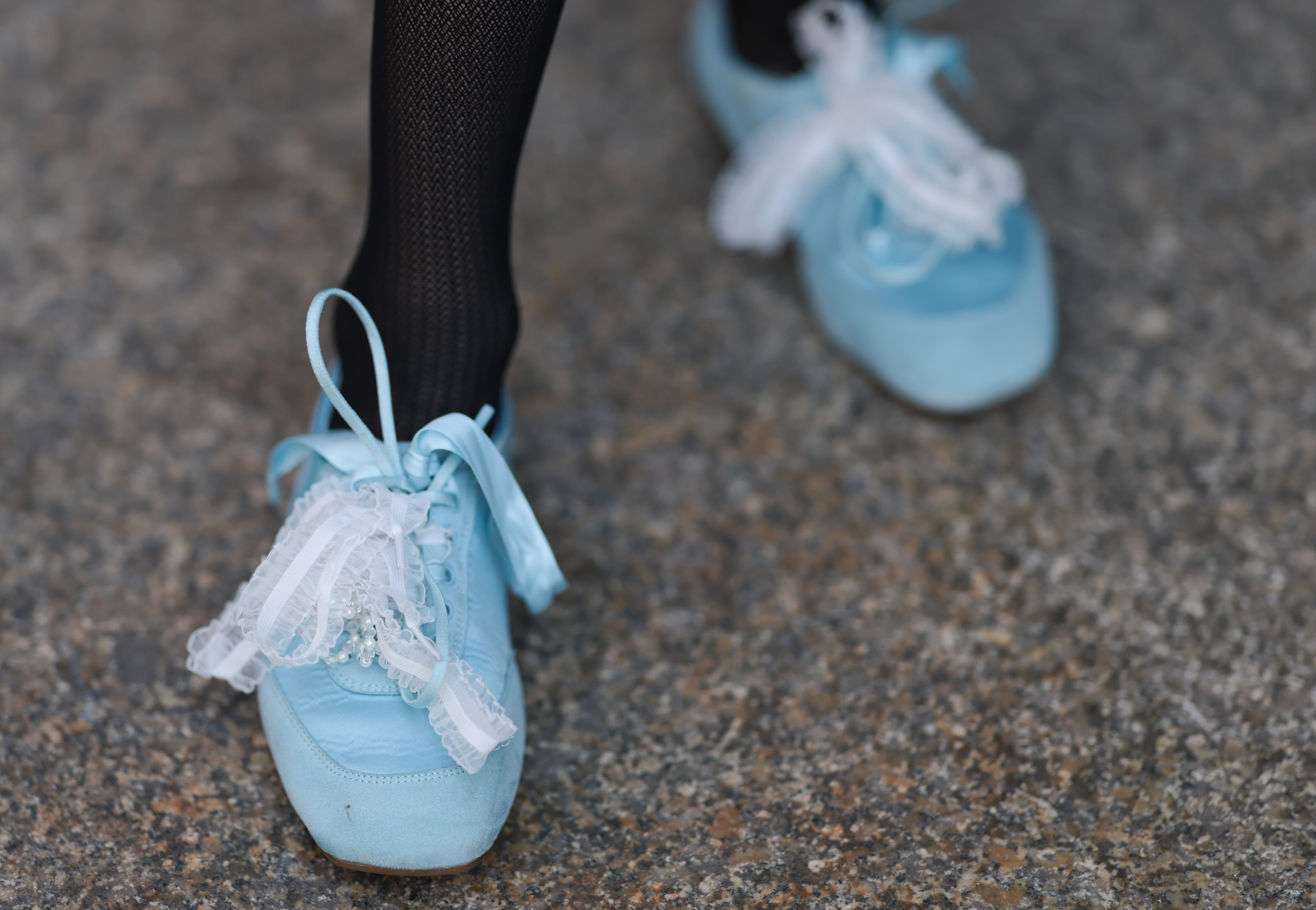 Sneakersy z koronką