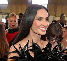 „Glaze Milk” do włosów daje efekt tafli jak u Demi Moore