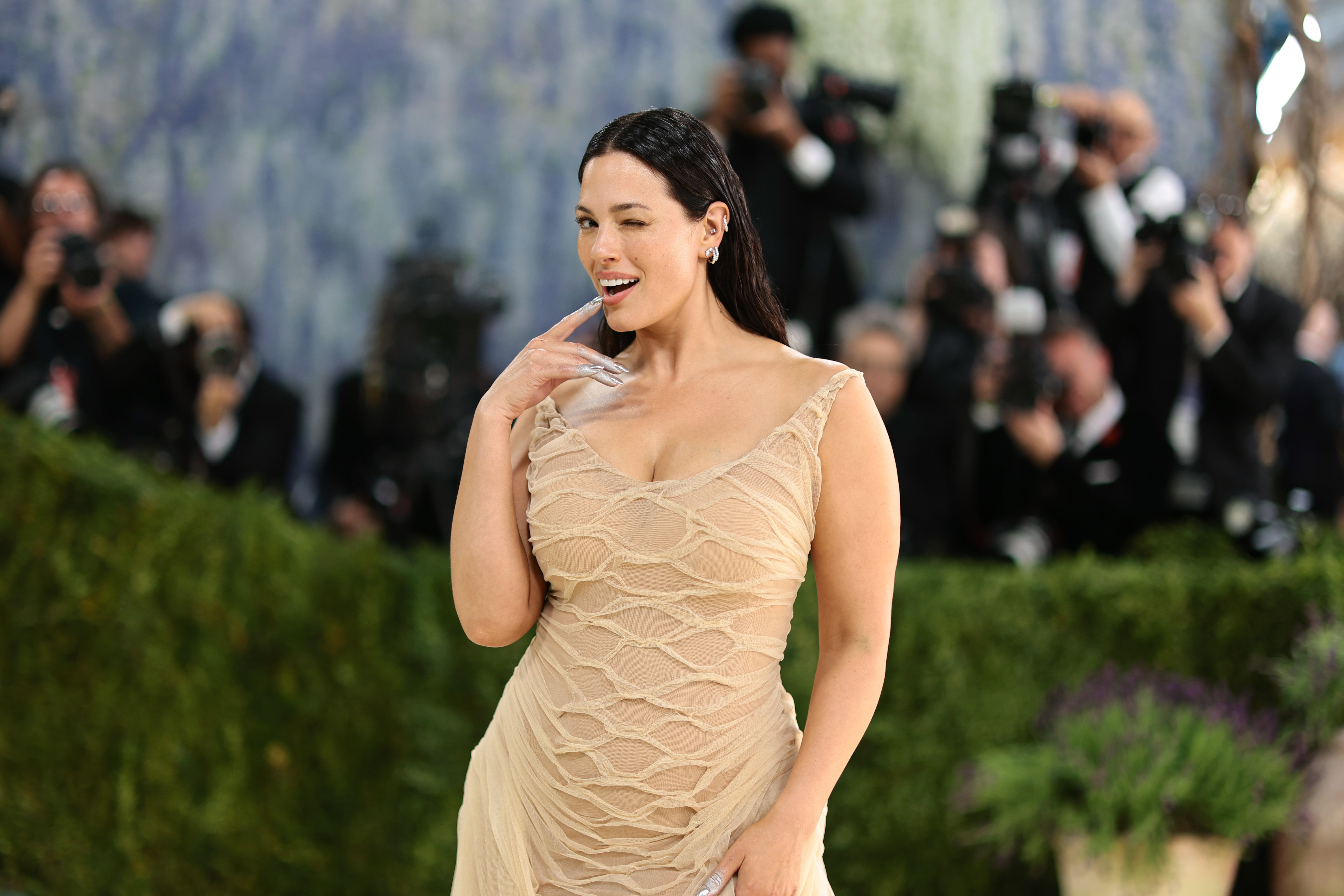 Paznokcie Spray painted nails na Met Gala Ashley Graham