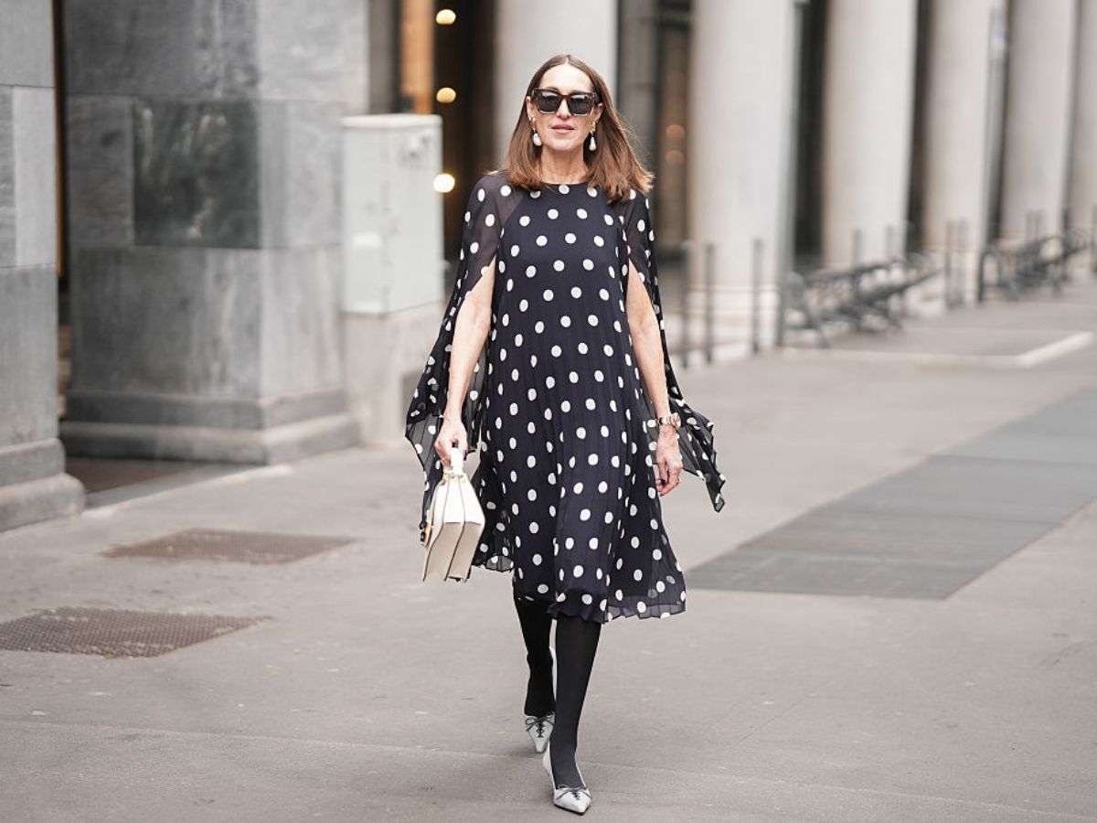 Ta kopertowa midi ze wzorem „micro polka dot” to bestseller wśród elegantek 70+. Jest lekka i przewiewna, a w składzie ma 95% wiskozy