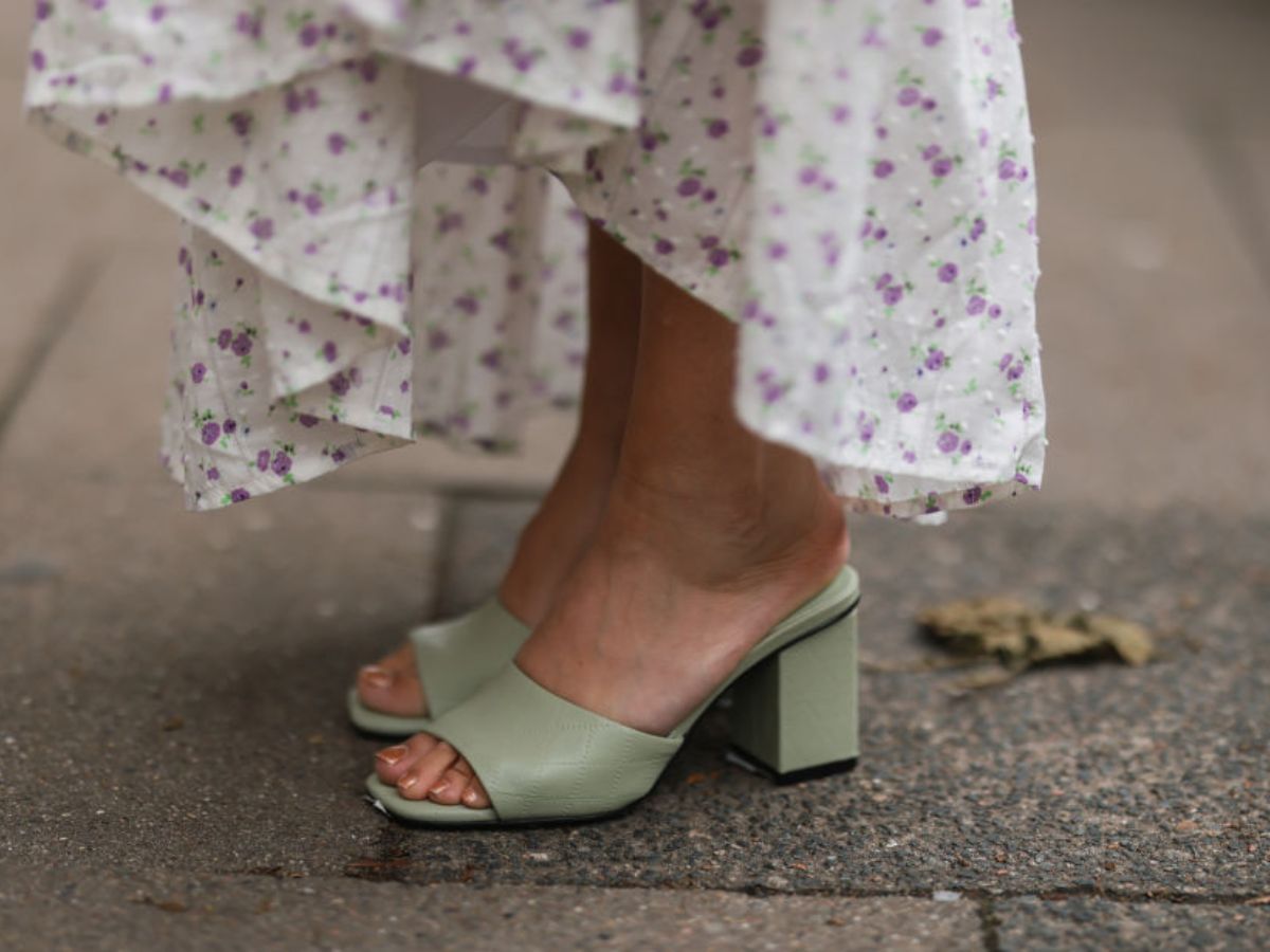 Szałwiowe „block heel sandals” na niskim słupku to hit elegantek 60+. Ideale na komunię i wesele