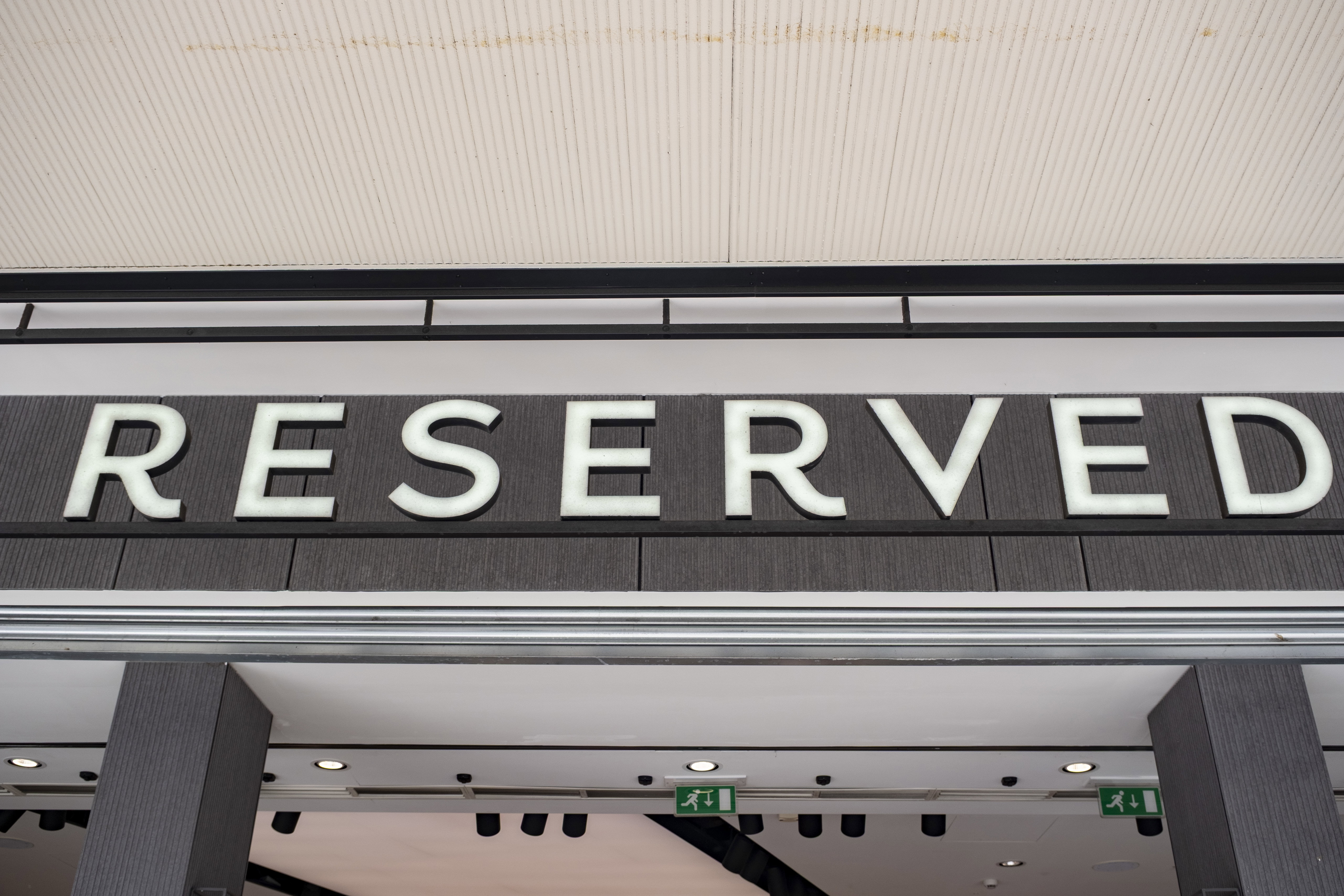 błękitna sukienka na wesele z reserved