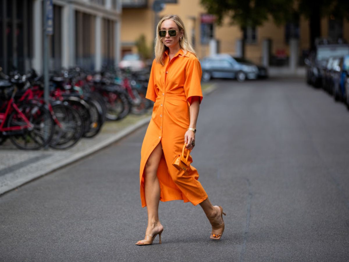 Krepowana sukienka z H&amp;M w kolorze dojrzałej pomarańczy