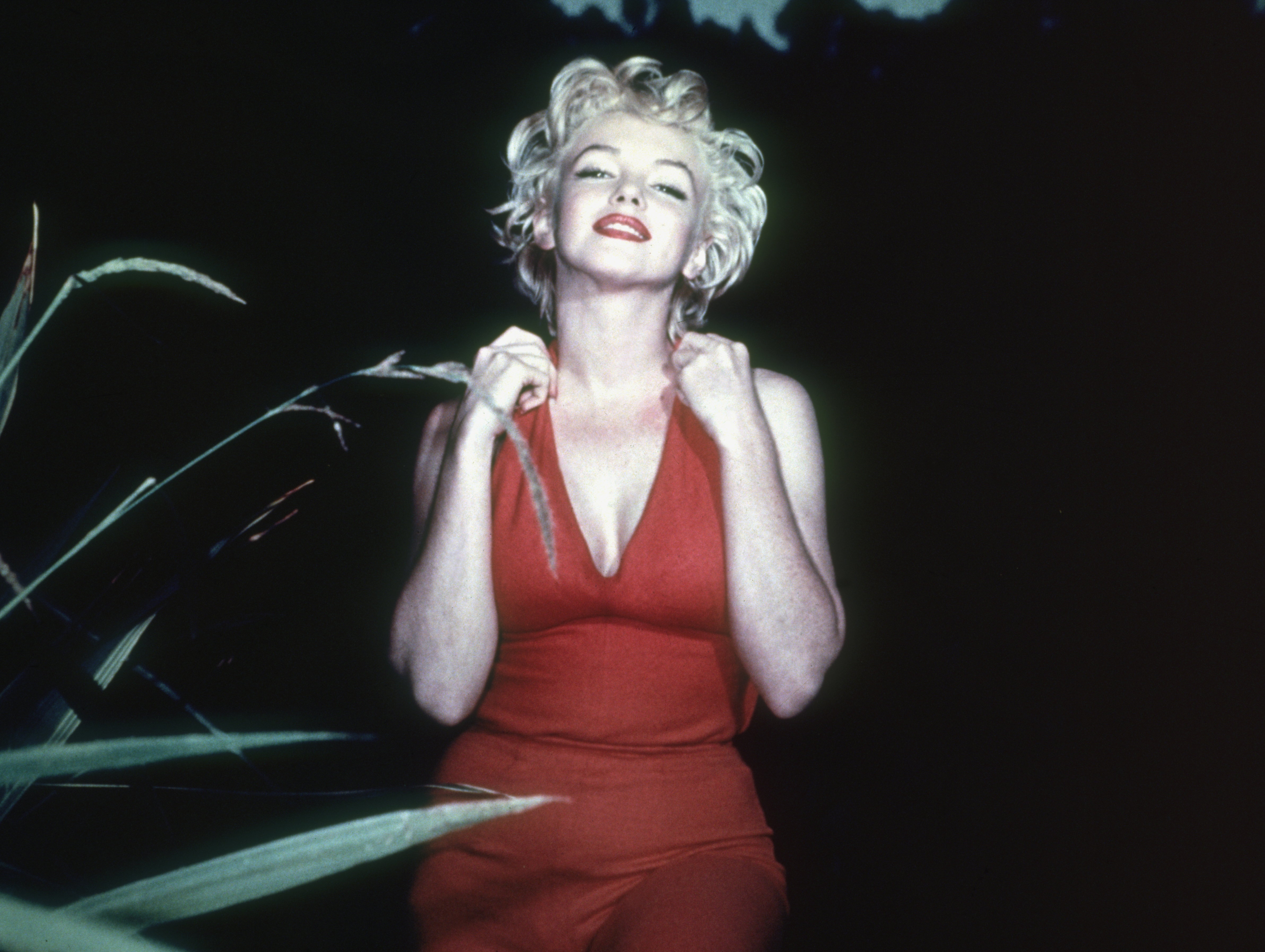 Czerwona sukienka wiązana na szyi w stylu Marilyn Monroe