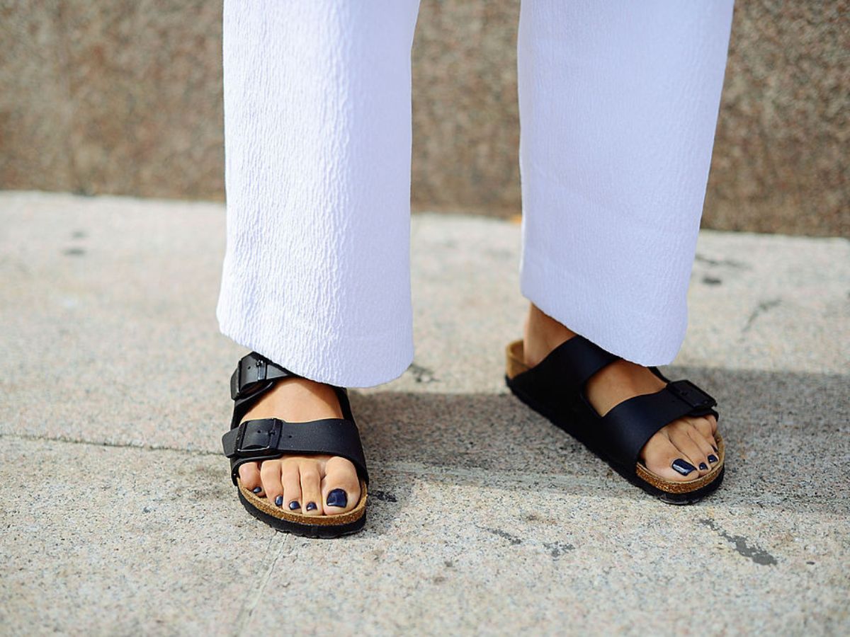 Camelowe klapki skórzane w klimacie Birkenstocków