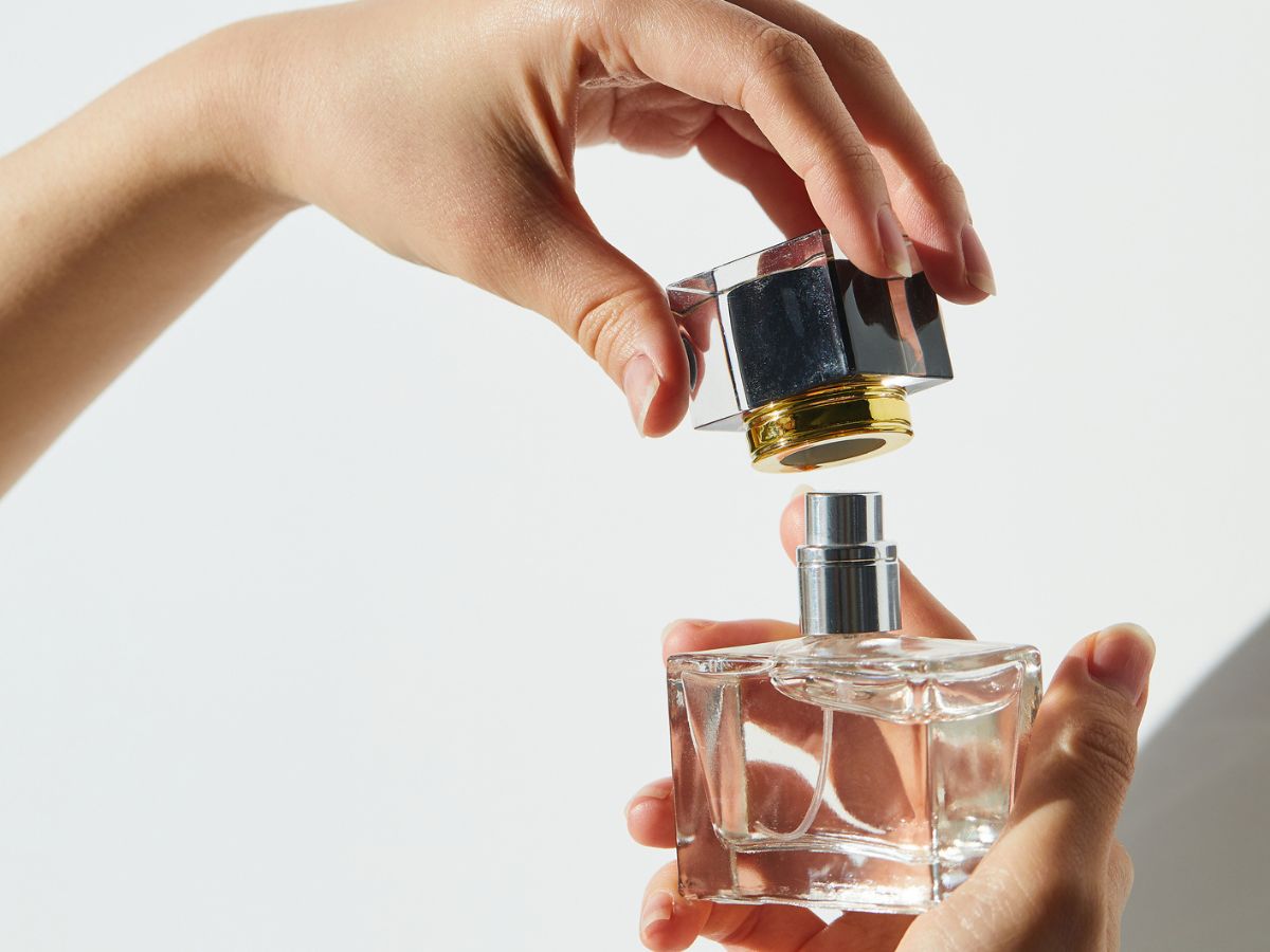 Kwiatowe perfumy z konwalią trafiły na mega promocję w Rossmannie