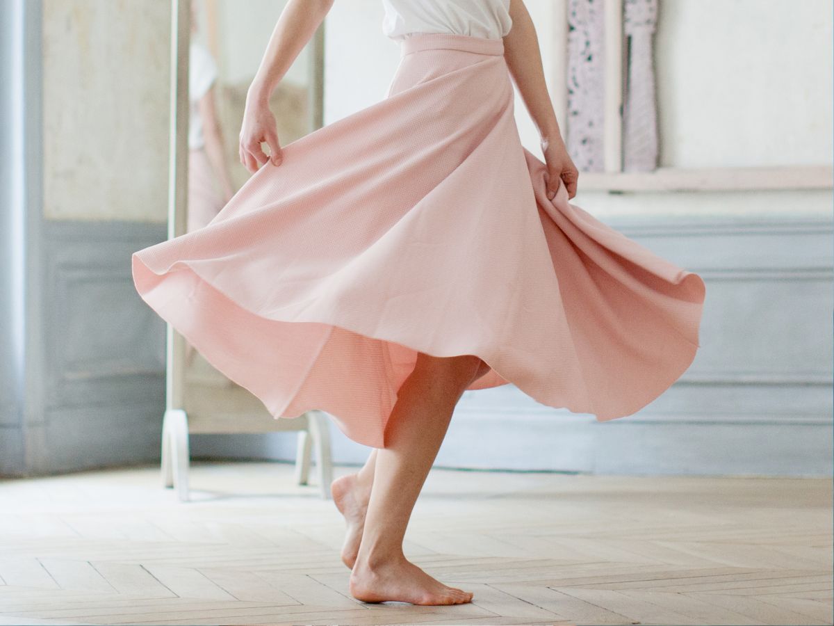 Satynowa spódnica maxi w kolorze rose laiteuse z H&amp;M
