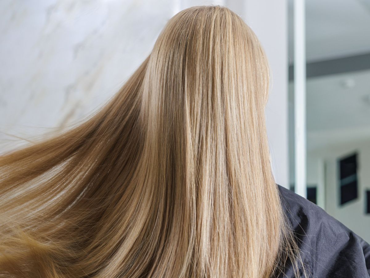 Kamufluje siwiznę, niweluje "żółtko" i ochładza blond