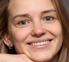 Ten krem pod oczy z kofeiną i końcówką masującą rozświetla „oczy pandy”