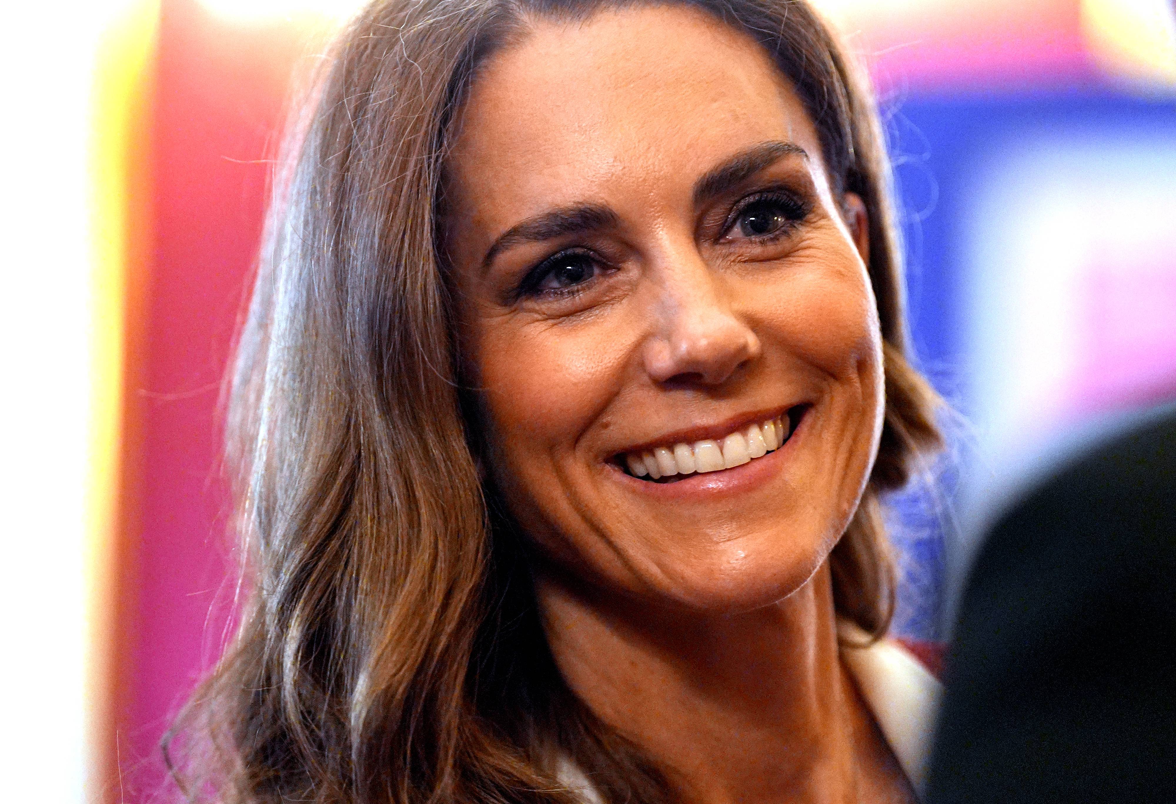 Czerwona sukienka w groszki w stylu księżnej Kate