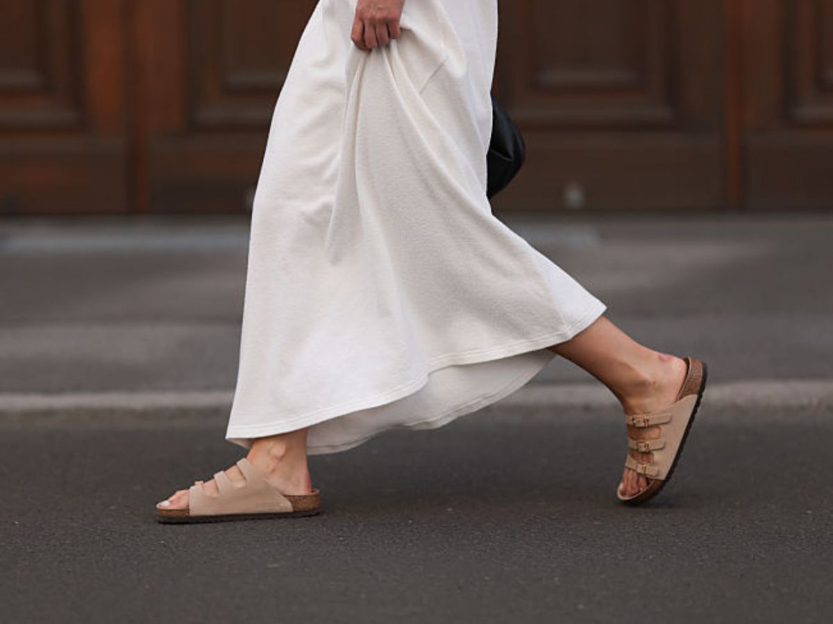 Ochnik przecenił camelowe klapki a'la Birkenstock