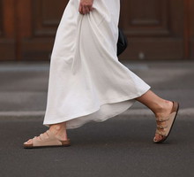 Ochnik przecenił camelowe klapki a'la Birkenstock