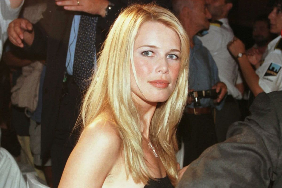 biała sukienka Claudia Schiffer