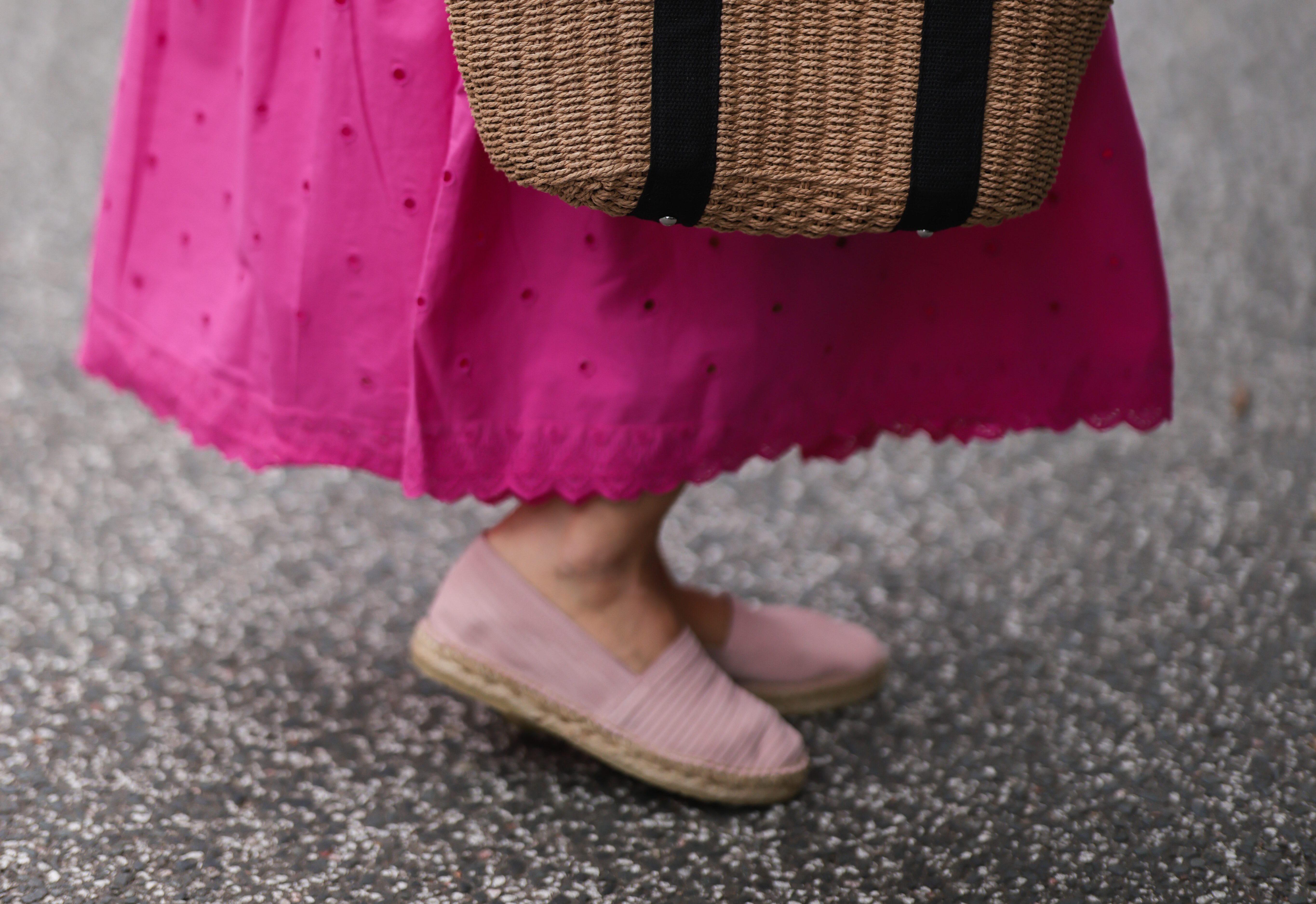 espadryle z haftem angielskim