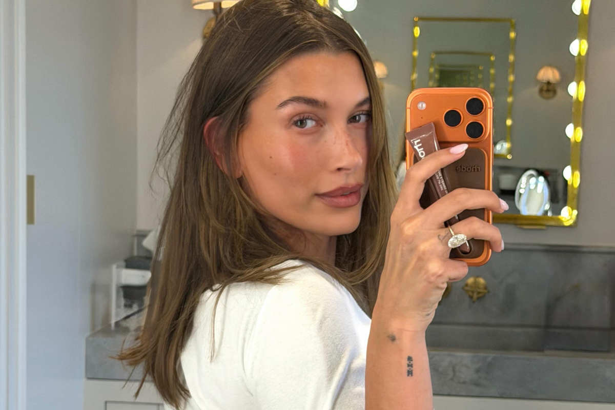 modna bluzka na 2026 rok Hailey Bieber