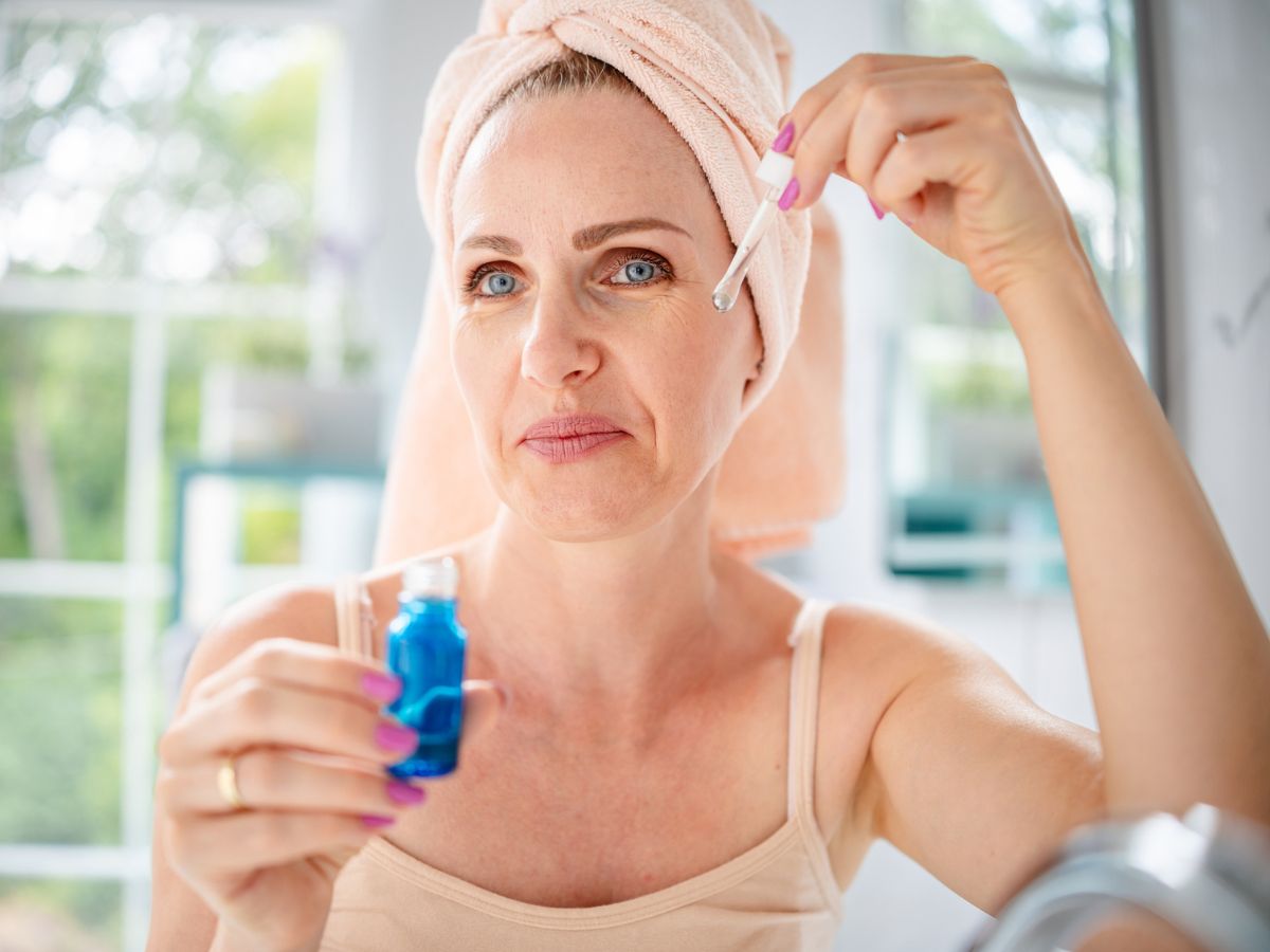 Kobiety 50+ polują na to serum natychmiastowo wypełniające z SPF50+