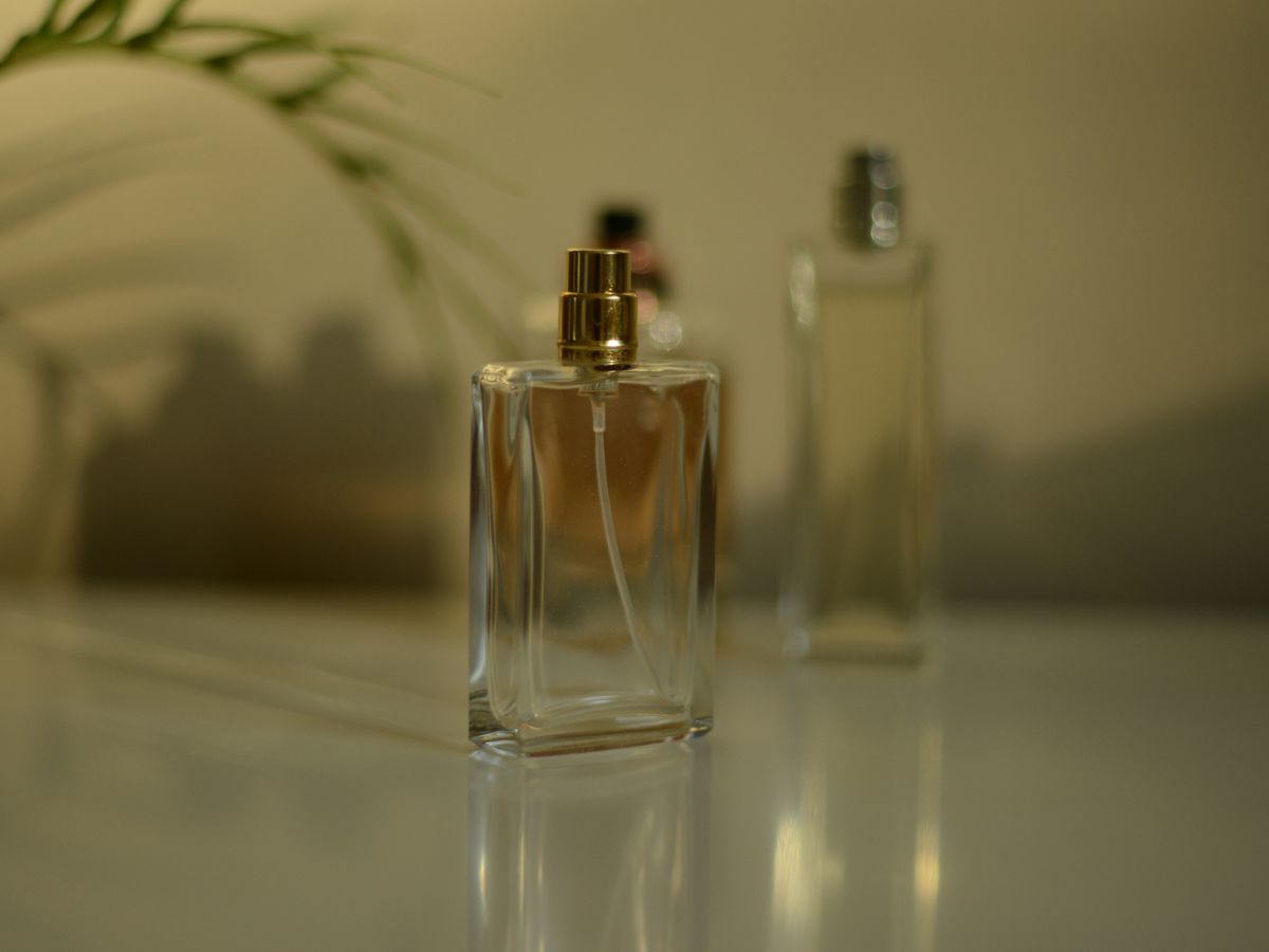 Kwiatowe perfumy z frezją i dojrzałą gruszką mają długi 8-godzinny ogon
