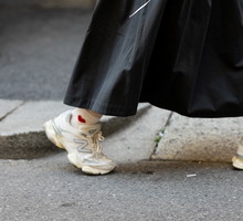 Białe sneakersy po wyczyszczeniu gumką do butów