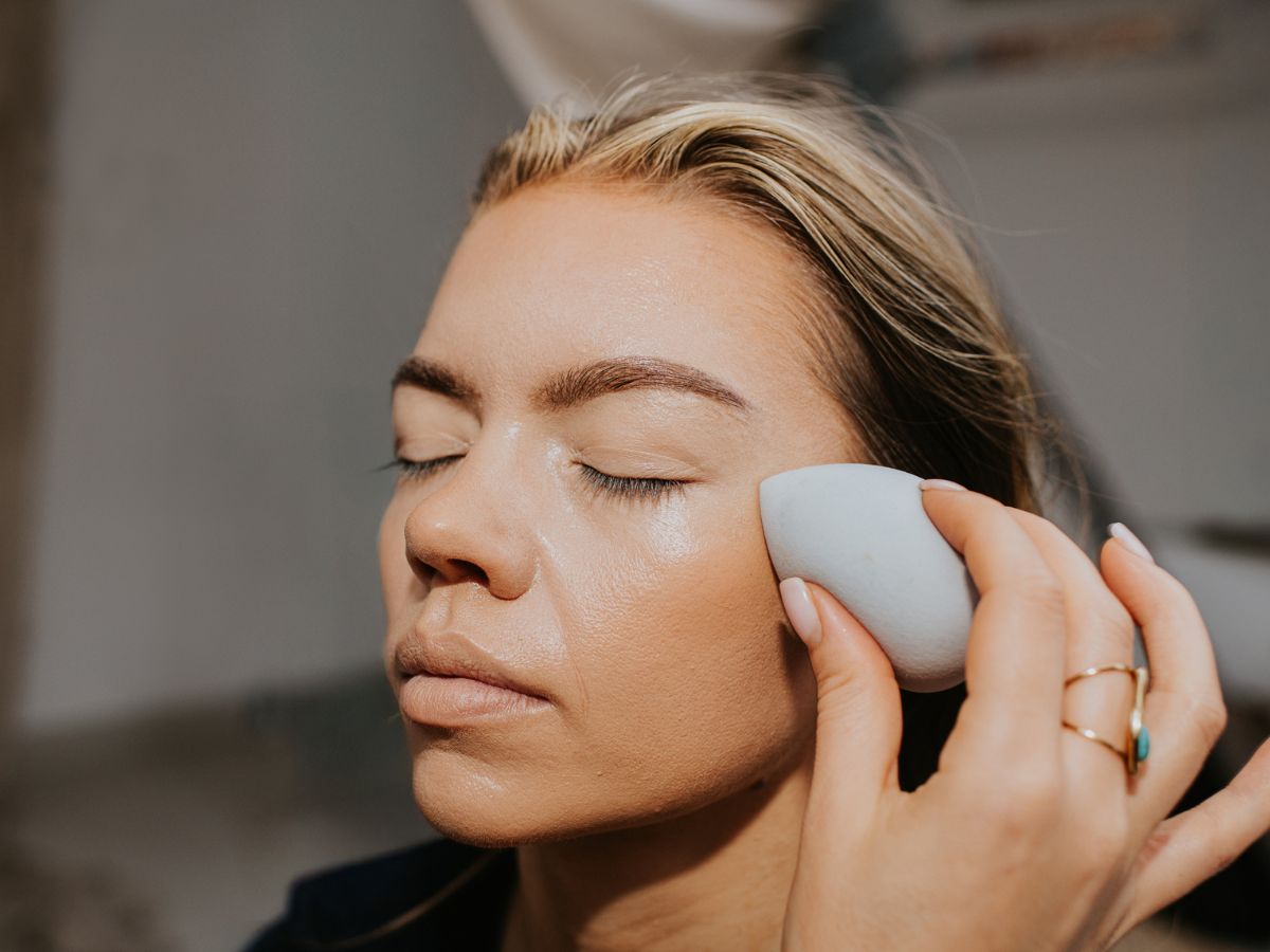 Ten inteligentny podkład z kawiorem to sposób makijażystek na "porcelain skin"