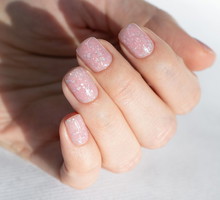 "Sugar sparkle nails" wyglądają jak biżuteria na dłoniach