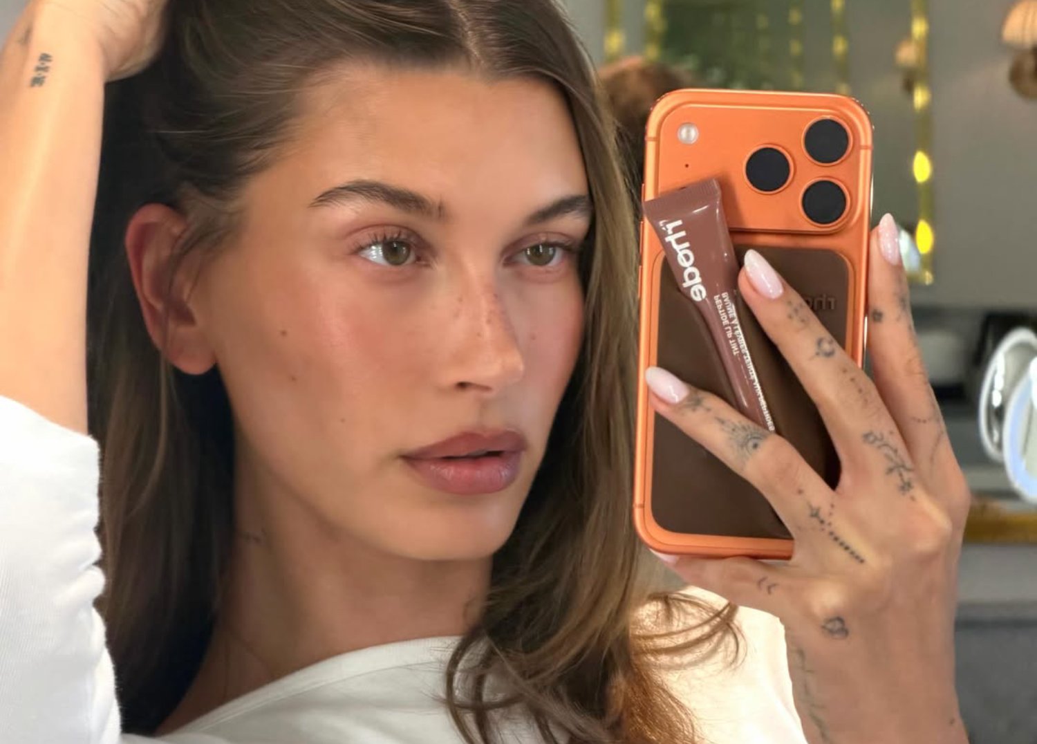 Case z balsamem do ust Hailey Bieber