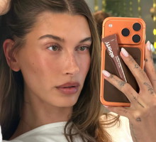 Case z balsamem do ust Hailey Bieber