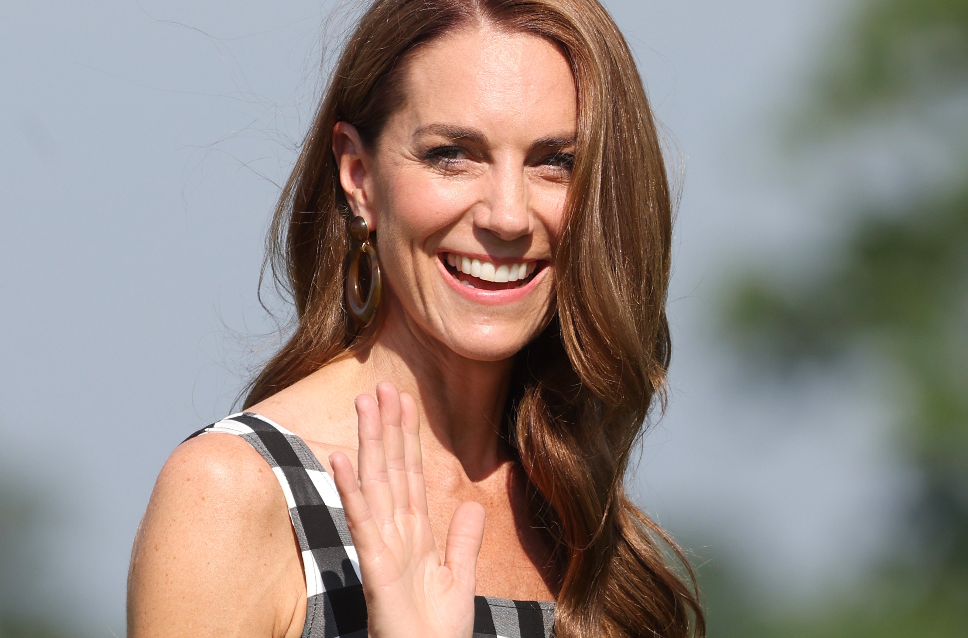 Sukienka w kratkę vichy w stylu księżnej Kate
