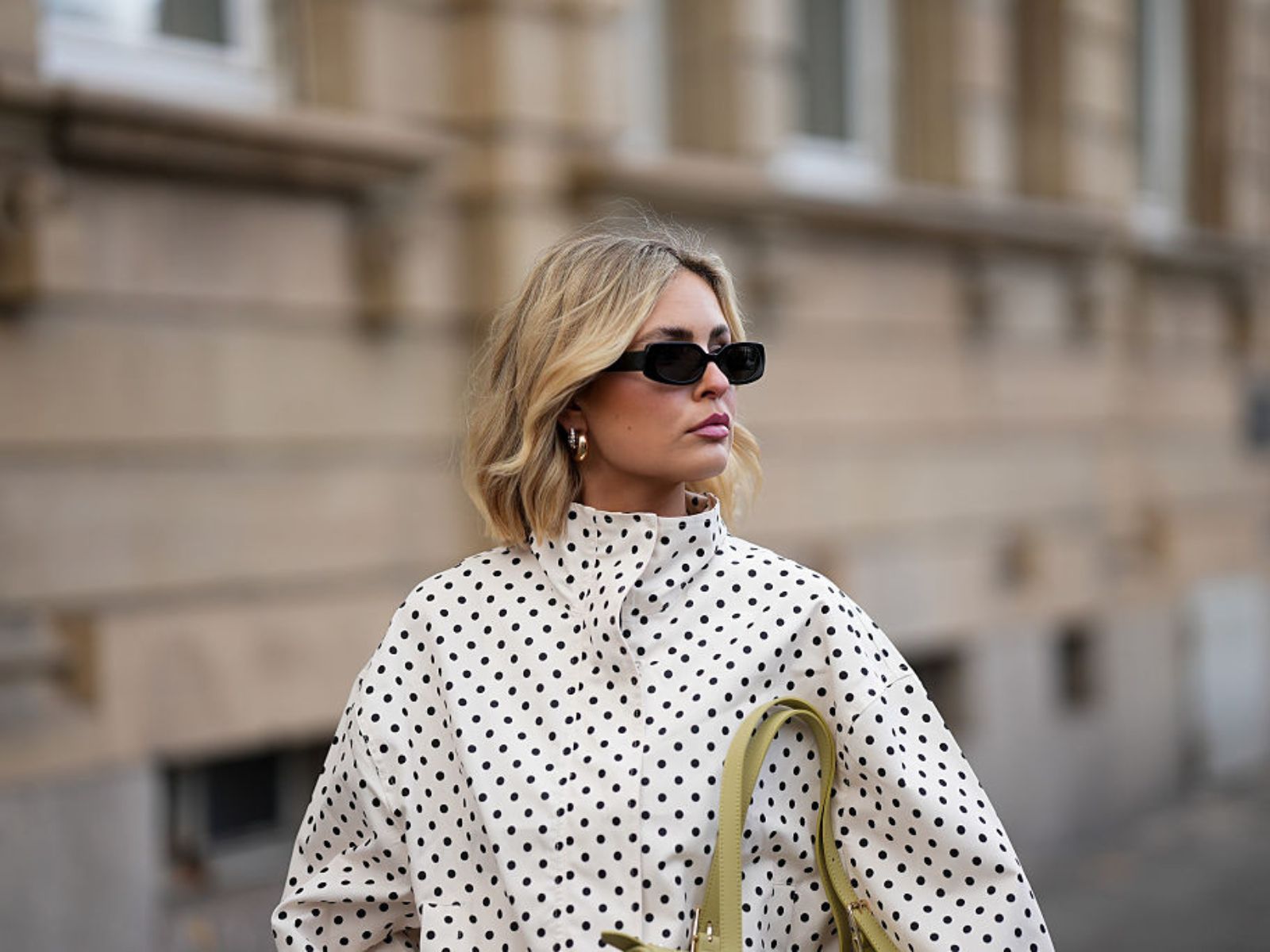 Pikowana retro kurtka „moon dots” z H&amp;M to ideał na 15-stopniowe lato i przejściową pogodę. Cieniutka, a ciepła