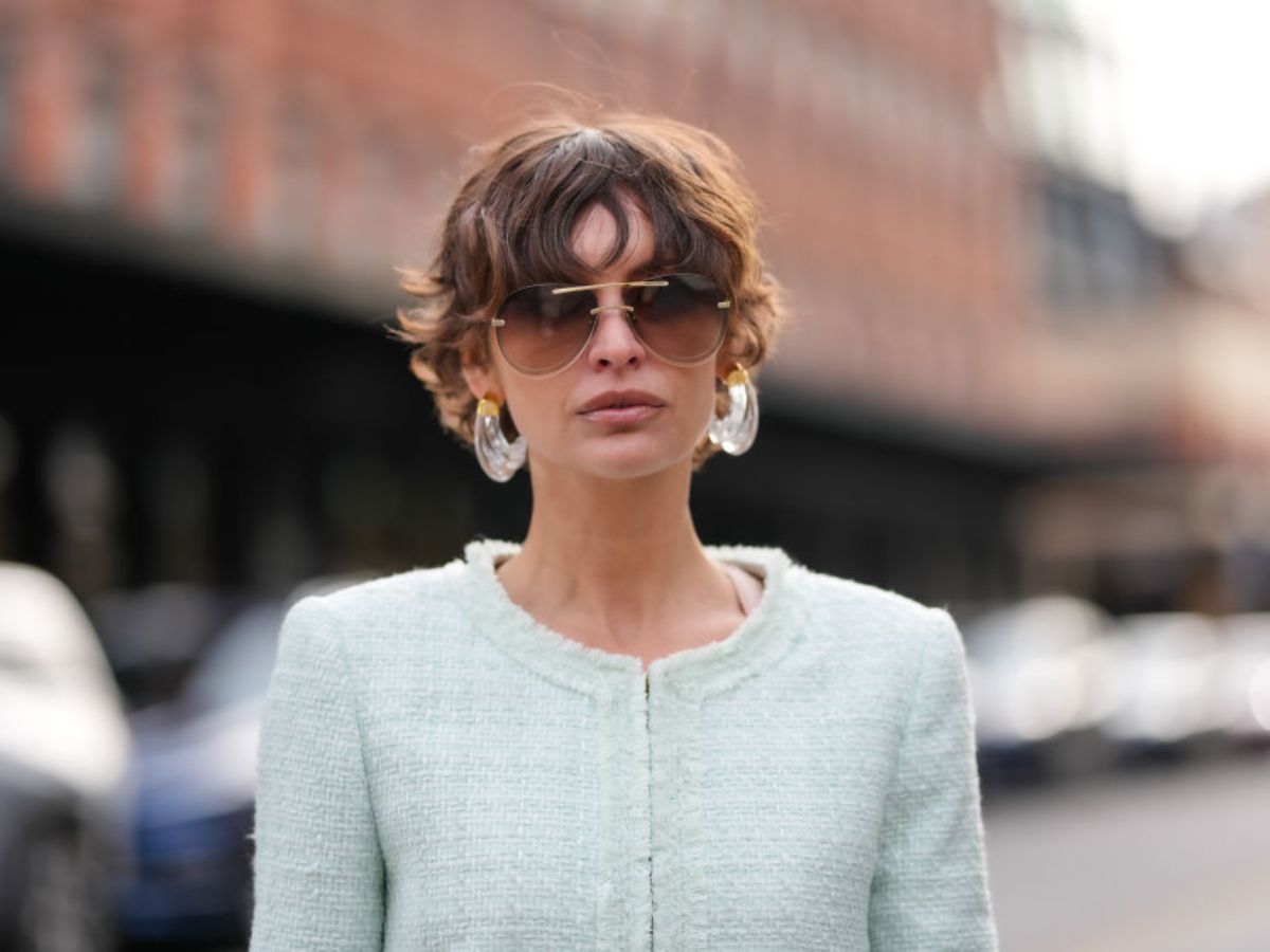 Latem 2026 trendsetterki wybierają cięcie "momager crop"