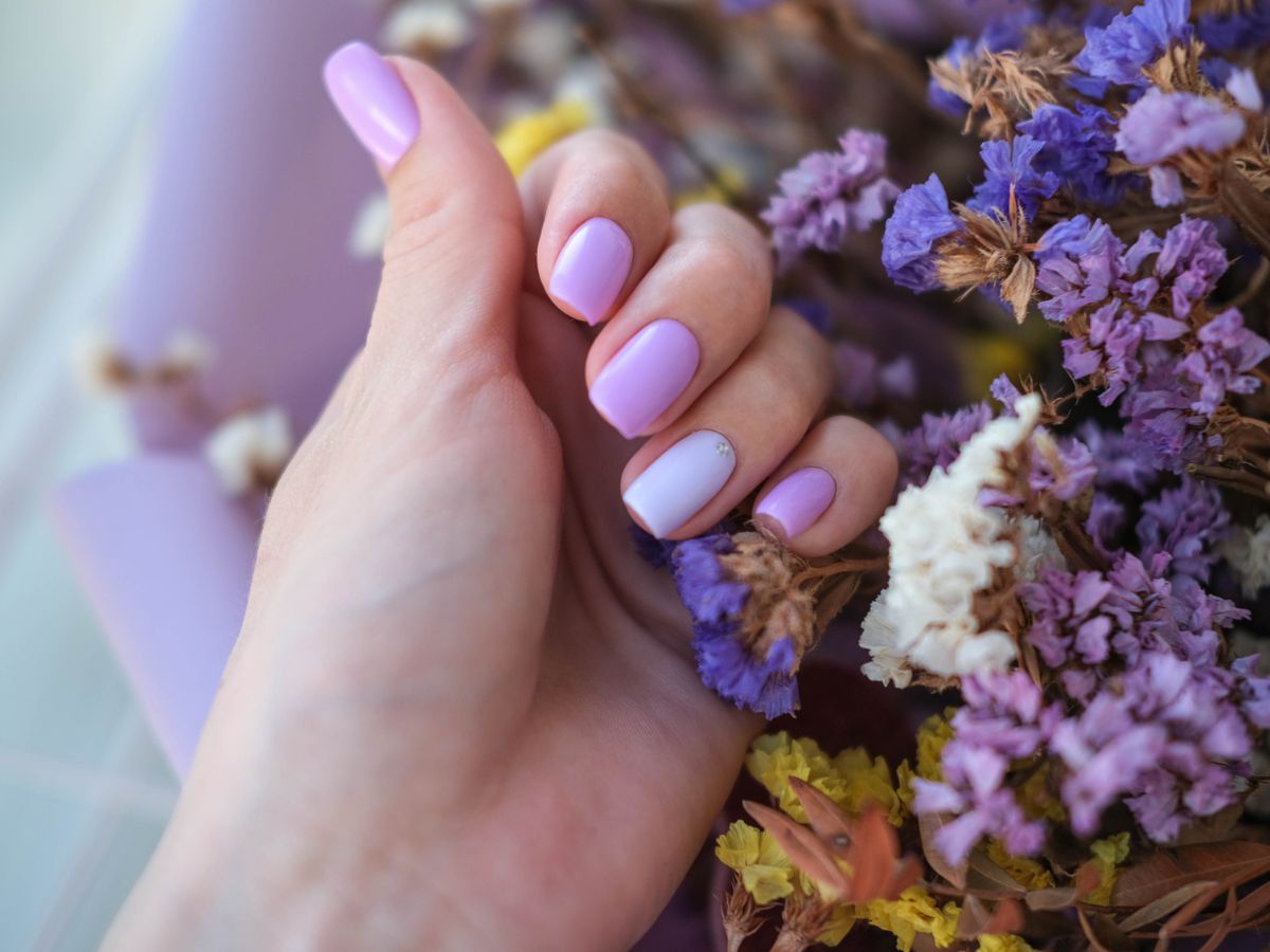 Ube nails nie są oczywistym wyborem i dlatego przyciągają spojrzenia