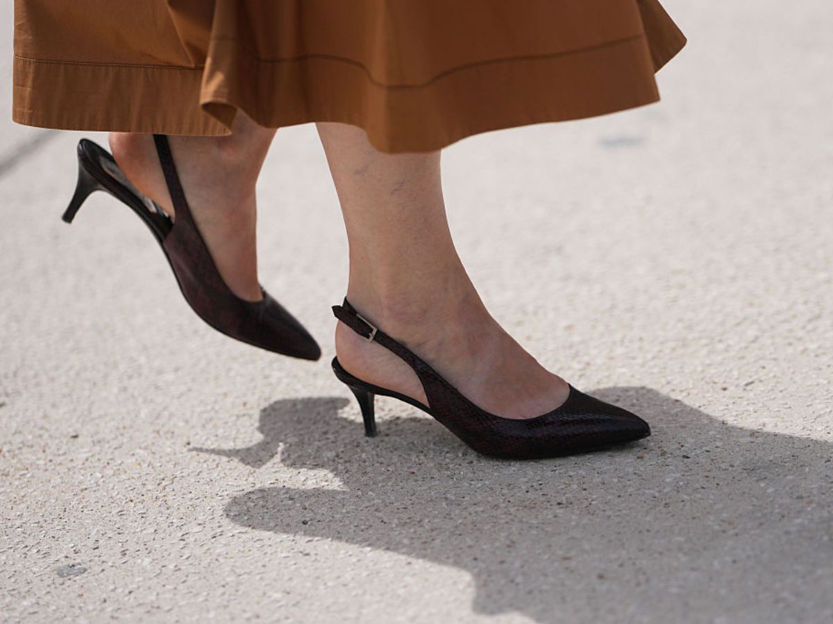 Czółenka „micro block heel” to hit wyprzedaży -67% Reserved. Kosztują 45 zł, a wyglądają jak francuskiego butiku