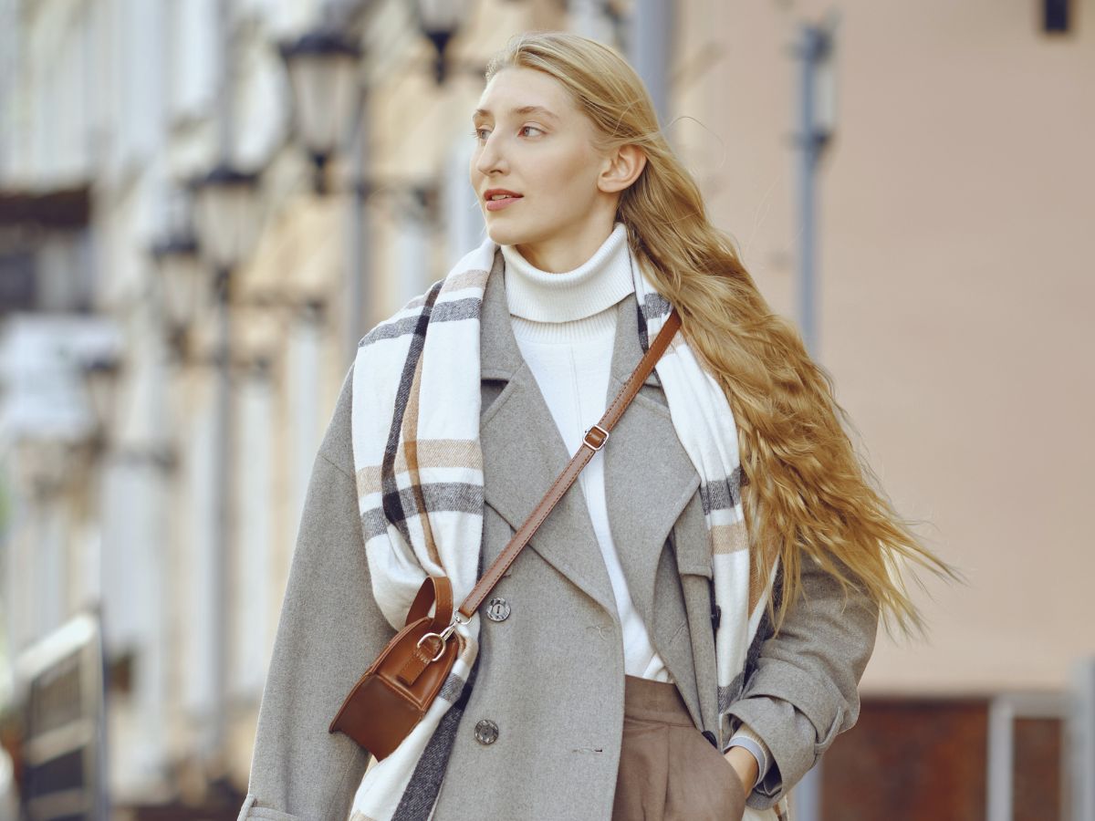 baryłkowe jeansy z H&amp;M w kolorze mushroom beige. Photo: hm