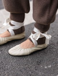 Sportowe balerinki w stylu balletcore