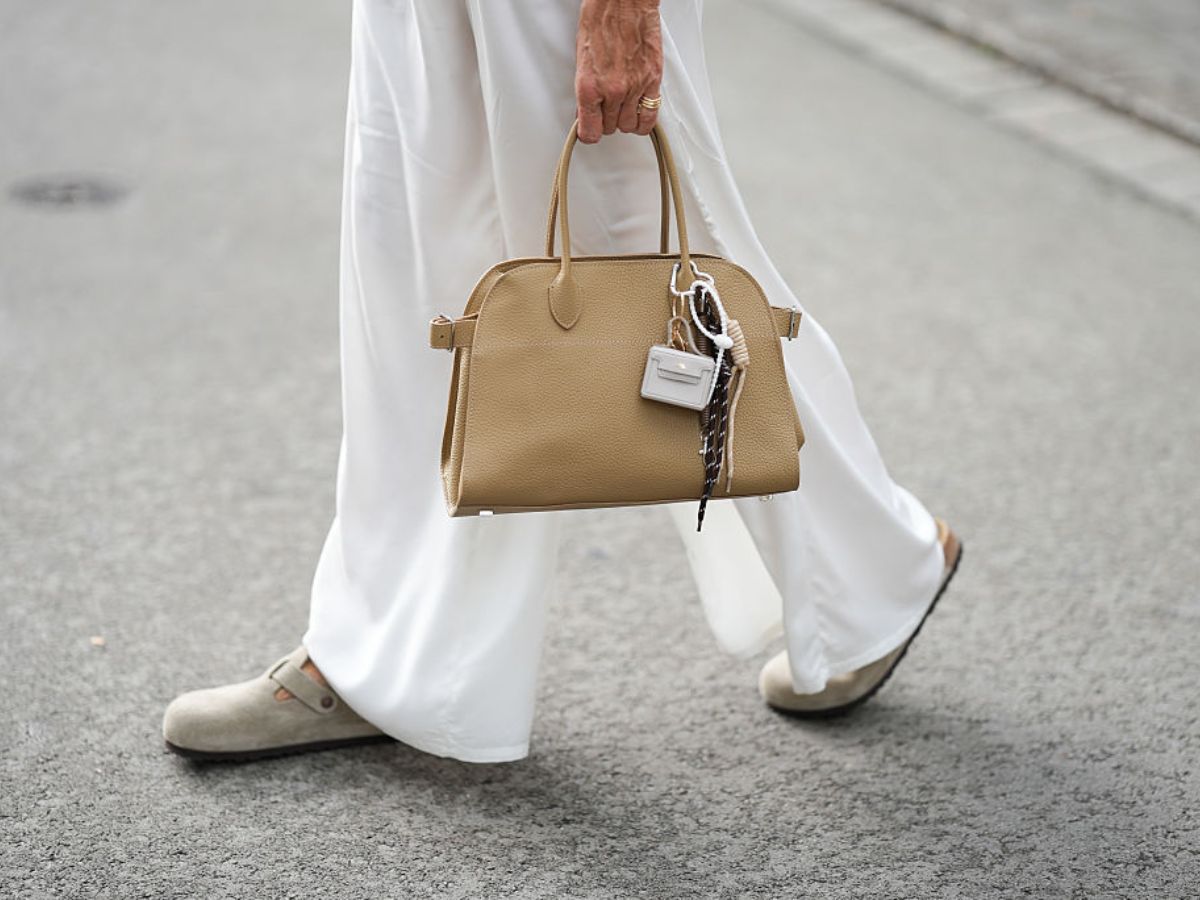 Zamszowe klapki mule z H&amp;M to alternatywa dla Birkenstock Boston