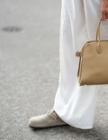 Zamszowe klapki mule z H&M to alternatywa dla Birkenstock Boston
