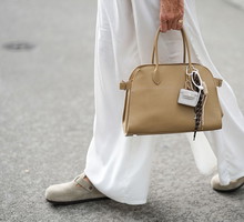 Zamszowe klapki mule z H&M to alternatywa dla Birkenstock Boston