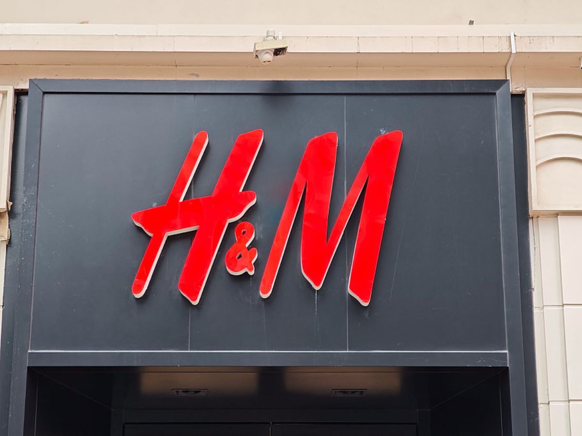 Sweter ze stójką w stylu "preppy chic" z H&amp;M