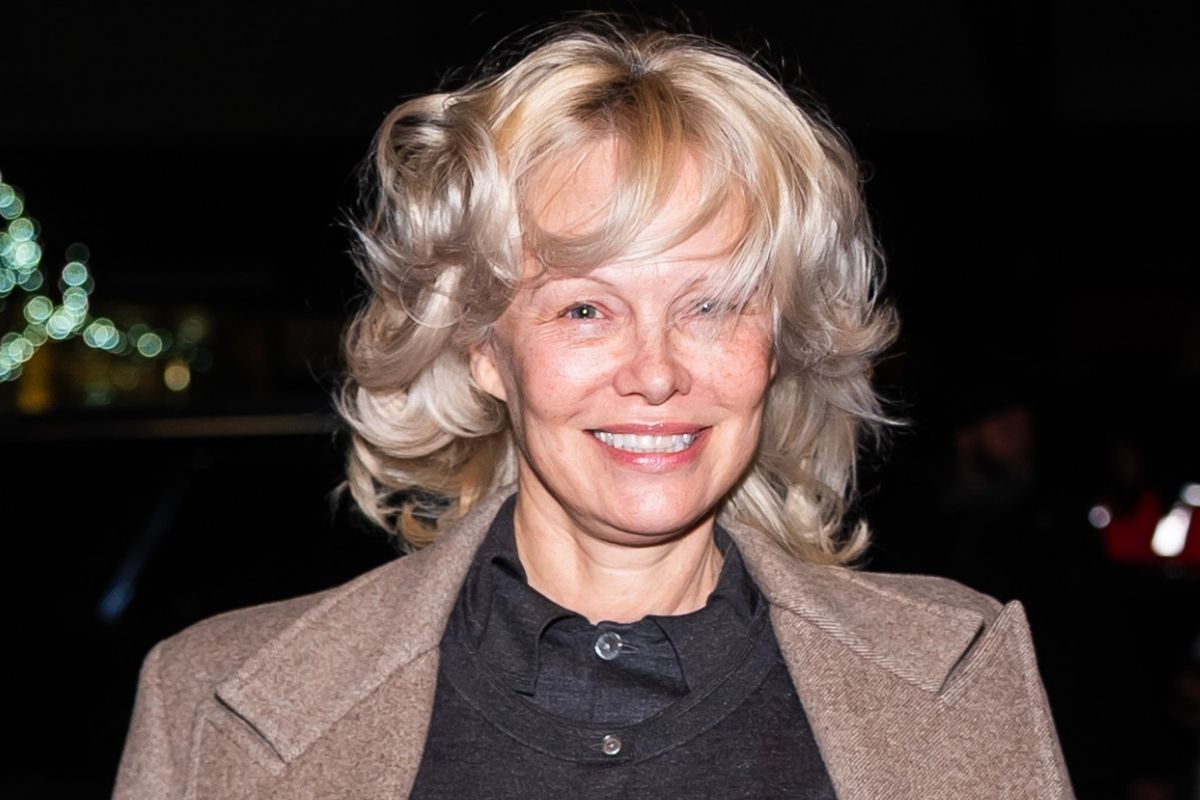 beżowy płaszcz na jesień Pamela Anderson