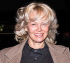 beżowy płaszcz na jesień Pamela Anderson