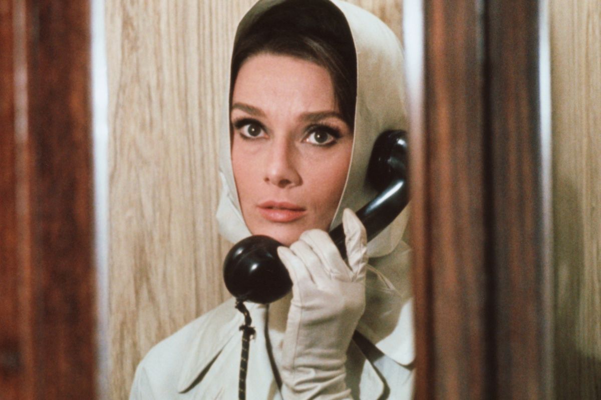 trencz w stylu Audrey Hepburn