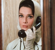 trencz w stylu Audrey Hepburn