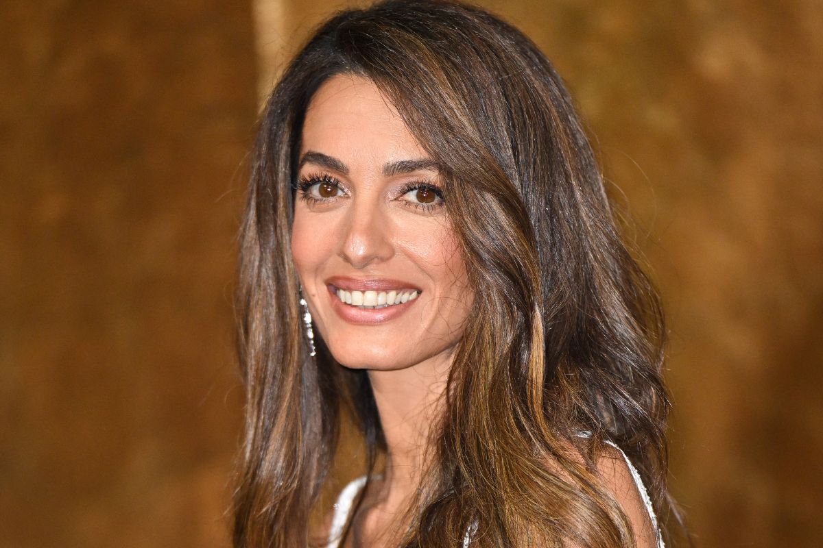 Amal Clooney marynarka khaki