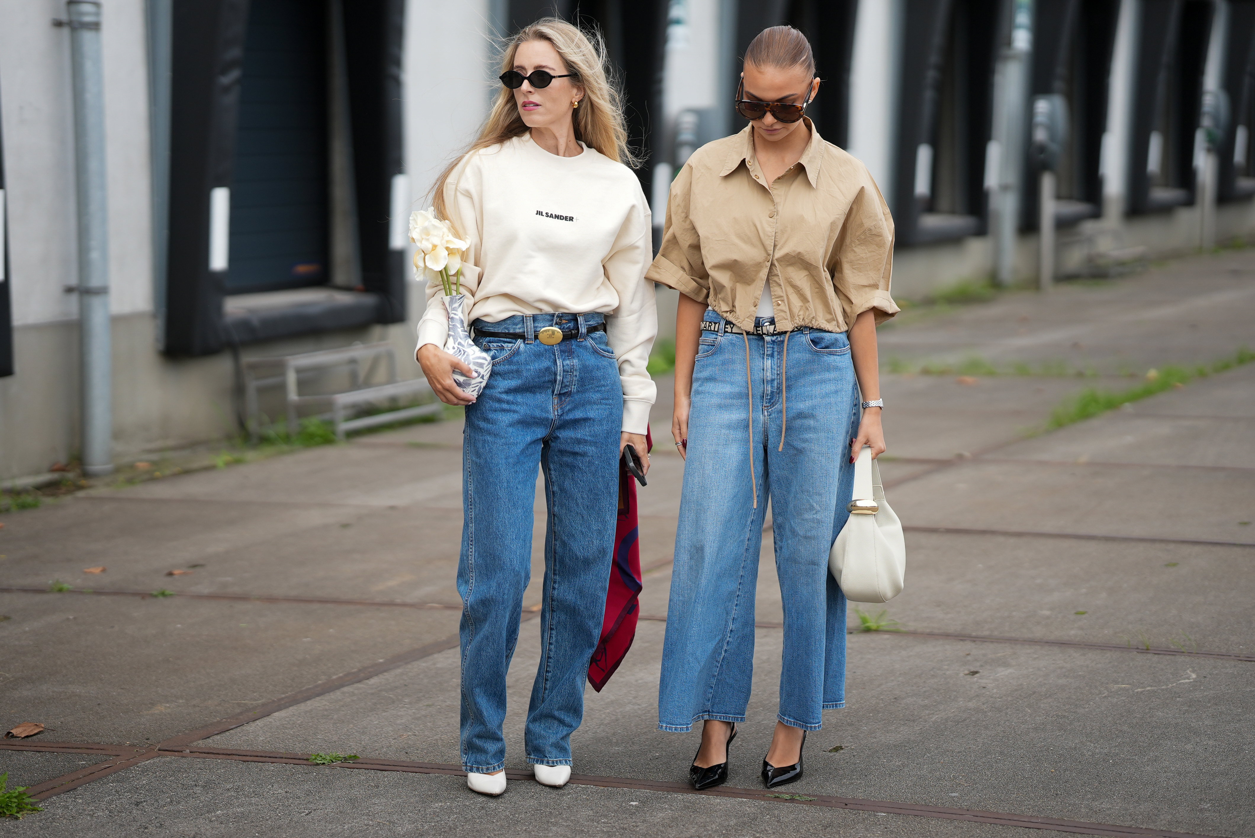Proste jeansy dla sylwetek plus size na jesień