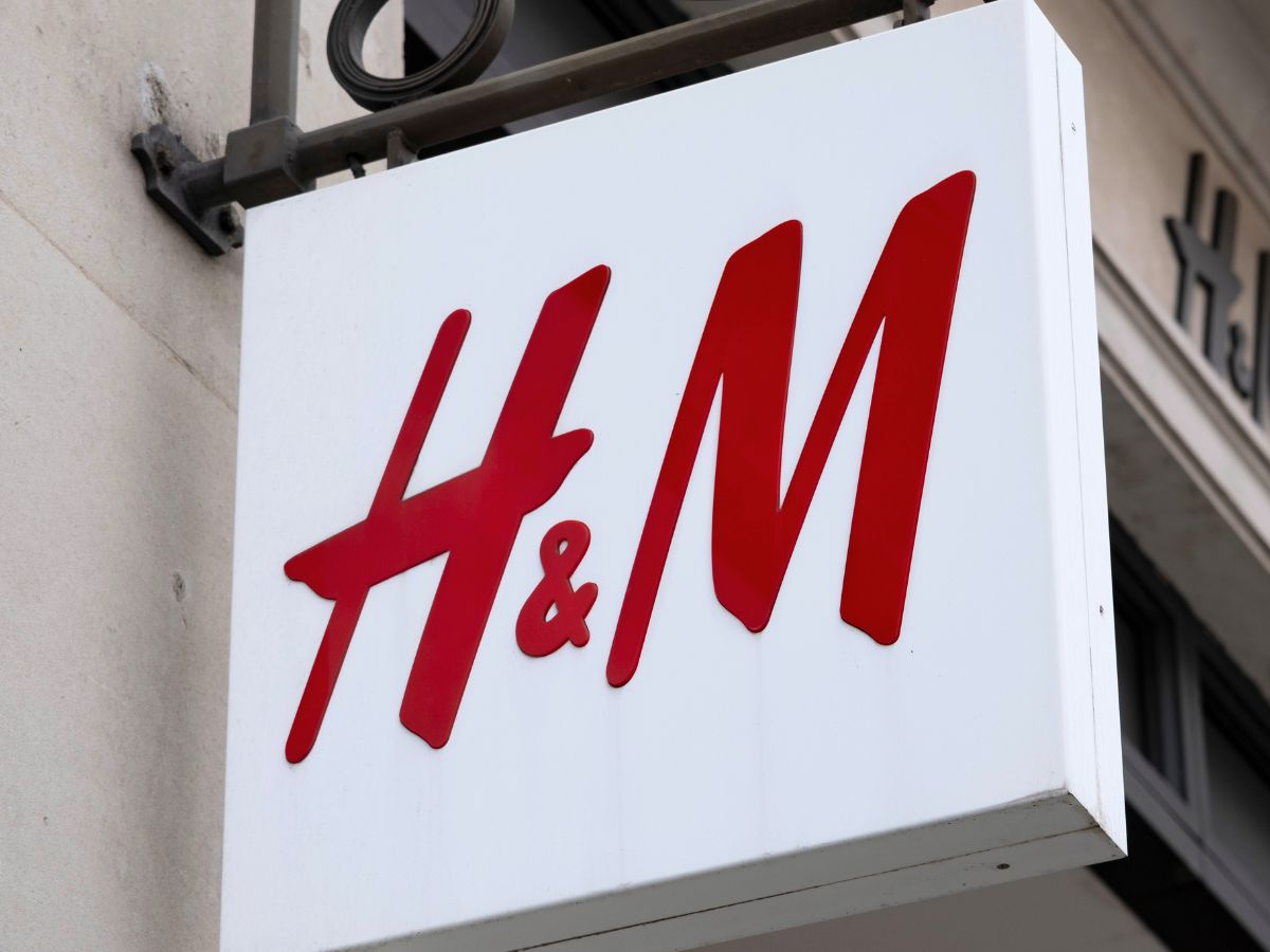 futrzana kurtka z watowanymi ramionami z H&M