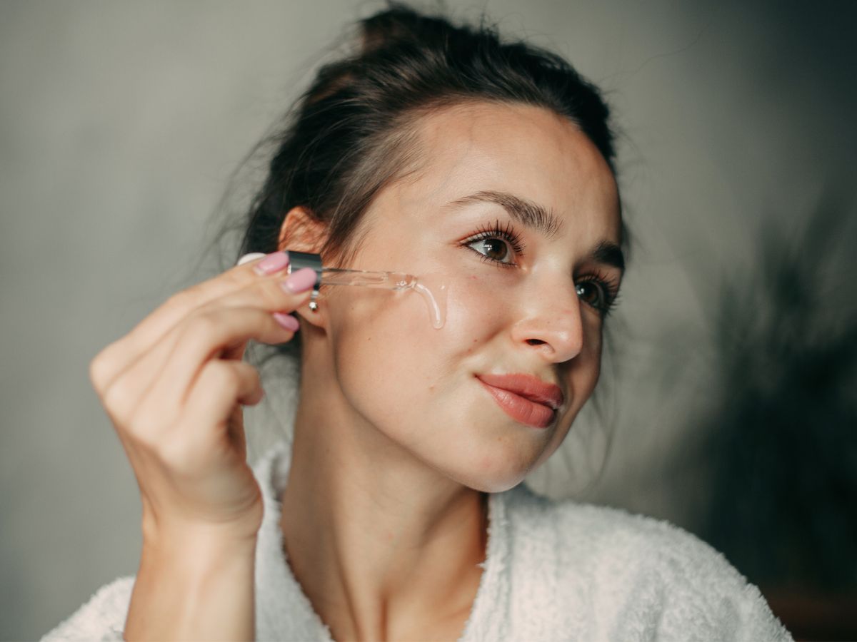 Wmasowuję wieczorem 2 kropelki tego serum z retinolem
