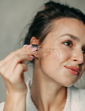 Wmasowuję wieczorem 2 kropelki tego serum z retinolem