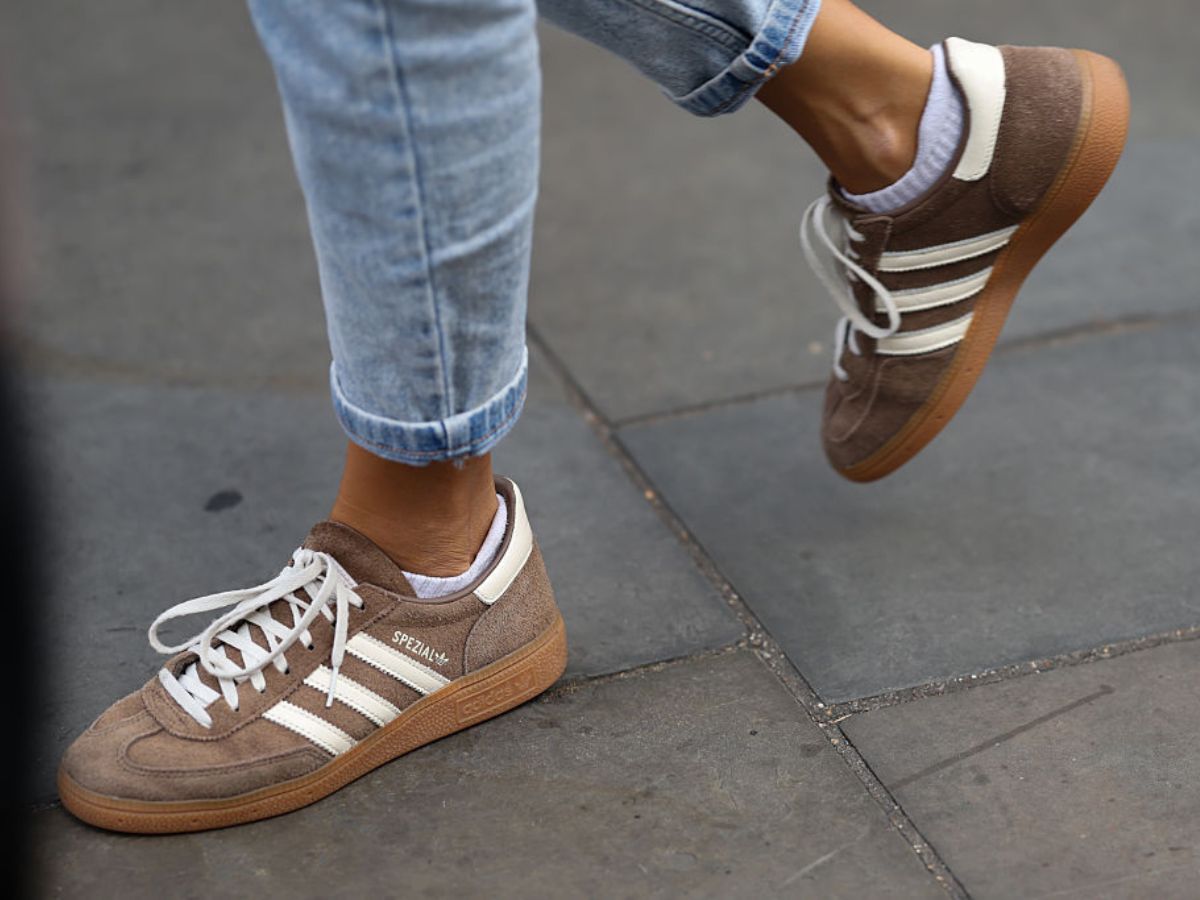 Zamszowe sneakersy w kolorze cappucino w stylu "smart chic" są hitem